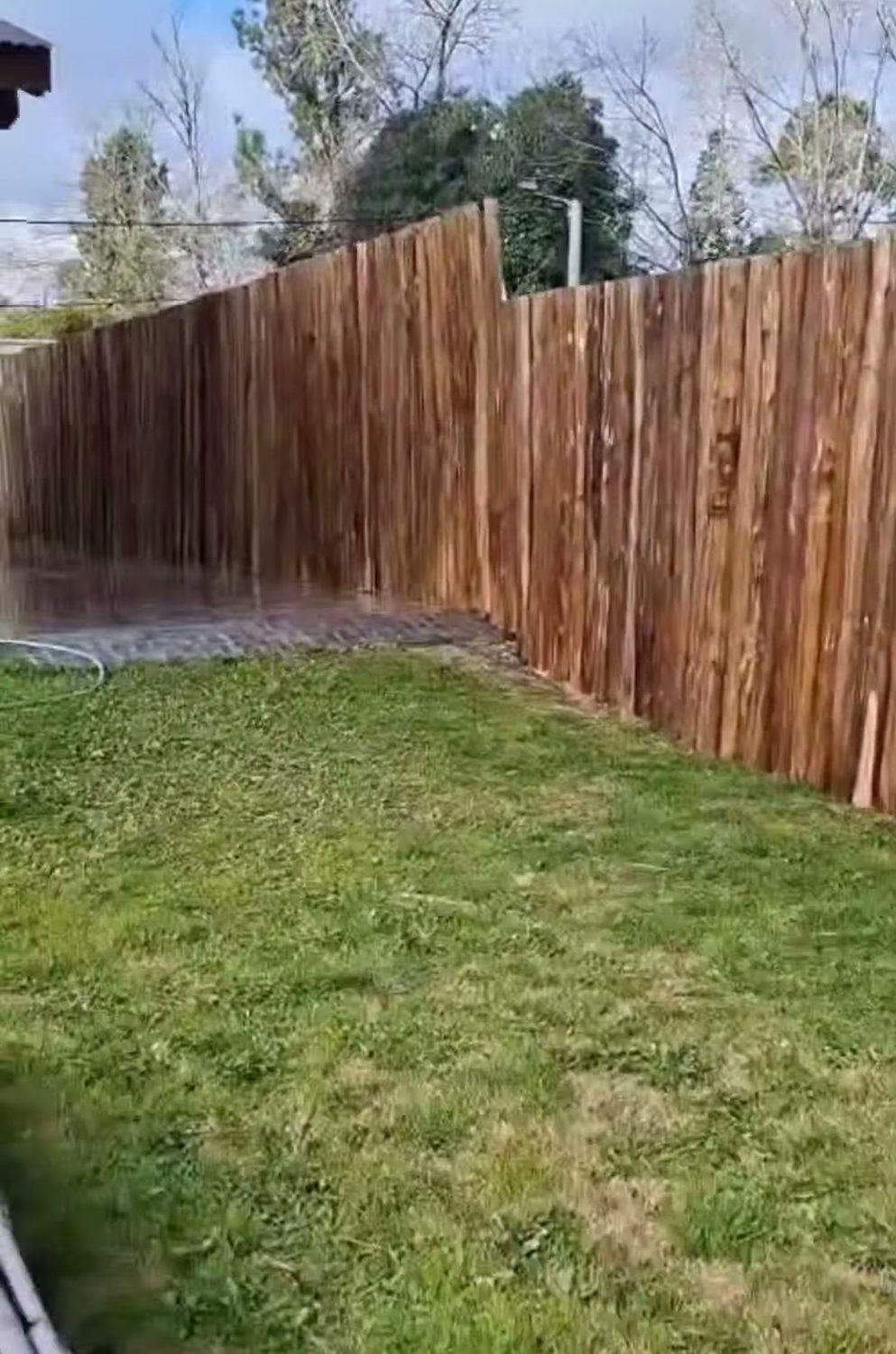 Cerco en medio poste terminado a lo largo del jardín