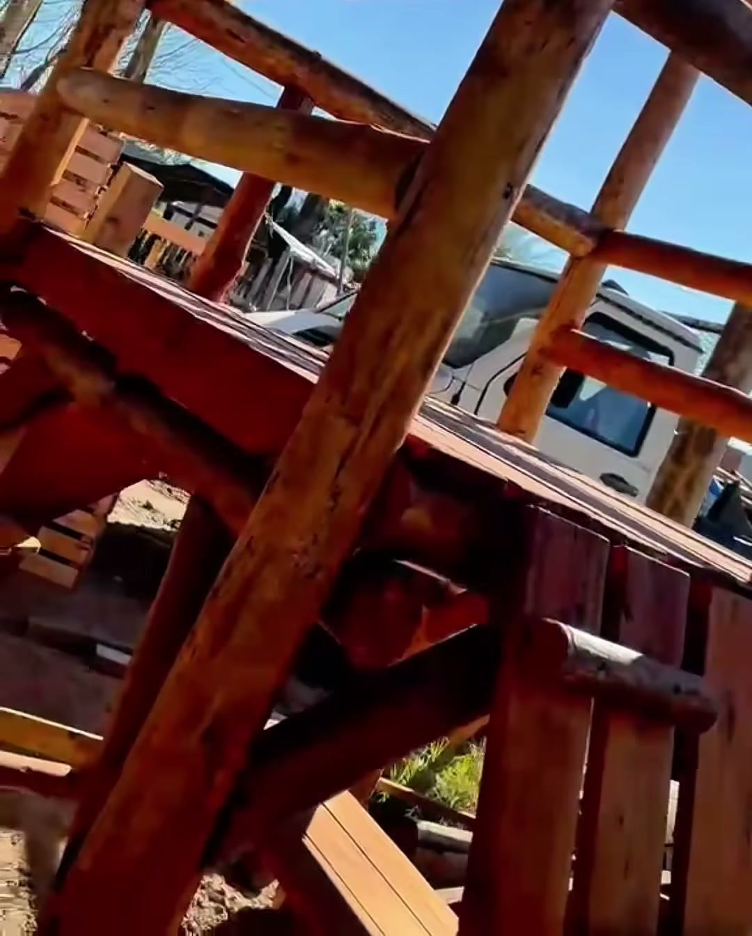 Estructuras rústicas de madera en el depósito