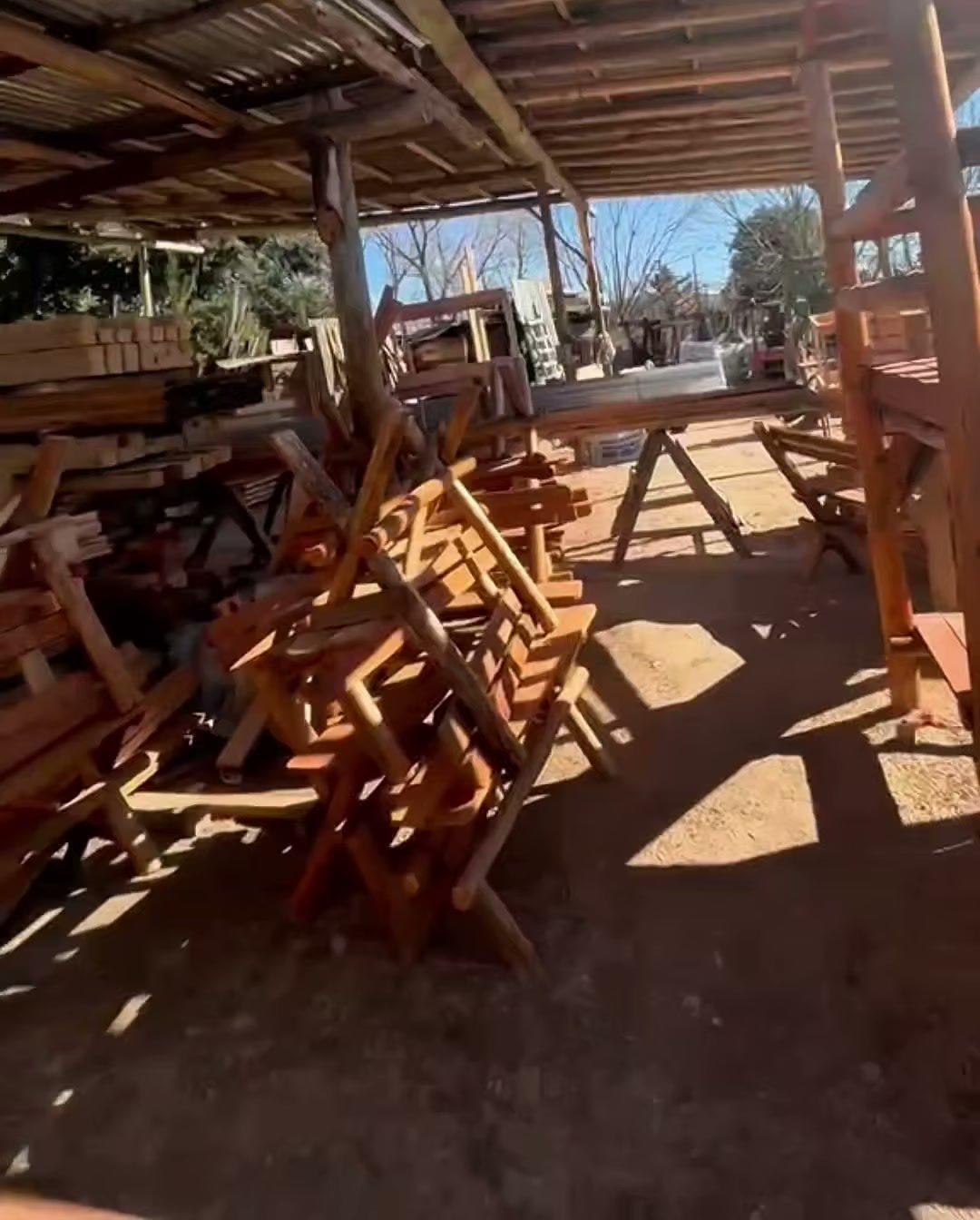 Sillas y bancos rústicos de madera