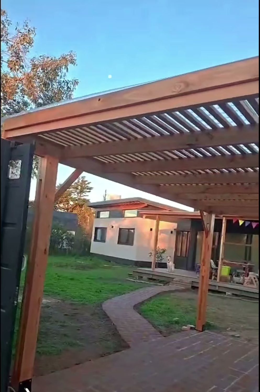 Pérgola con vara terminada sobre el patio de una casa