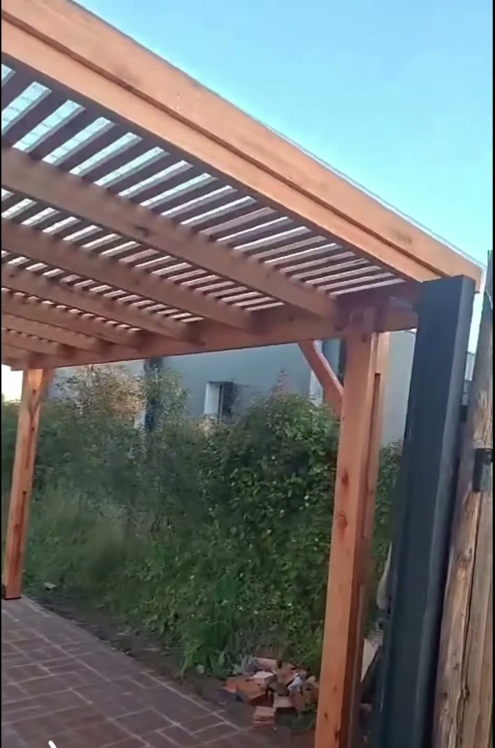 Techo de varas de una pérgola terminada, visto desde abajo